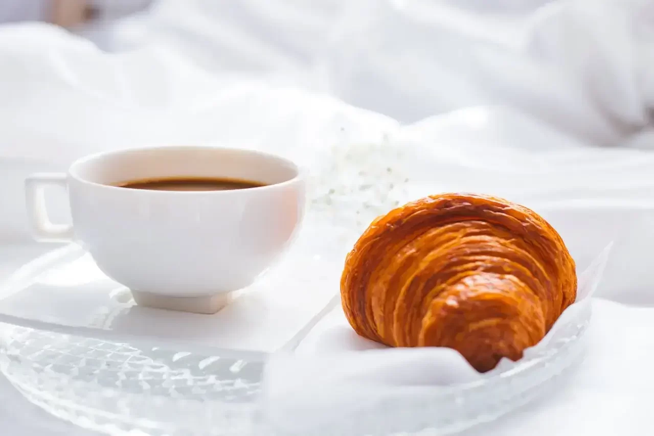 petit dejeuner cafe croissant